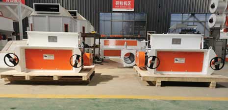 Strongwin manufacture feed machine and two sets pellet crumbler machine packing to Romania