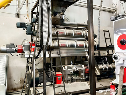 The installation of the 5-6t/h fish feed puffing and drying equipment has been completed in Iraq 