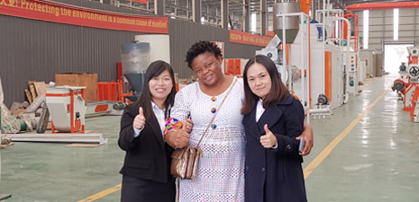 Angolan customer visits our factory and test extruder machine