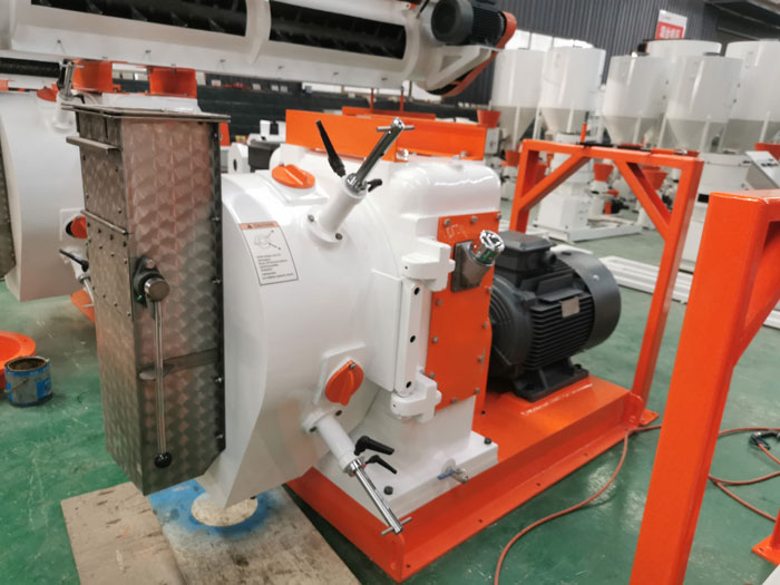 SZLH350 feed pellet machine and cooler packing and shipping to Peru