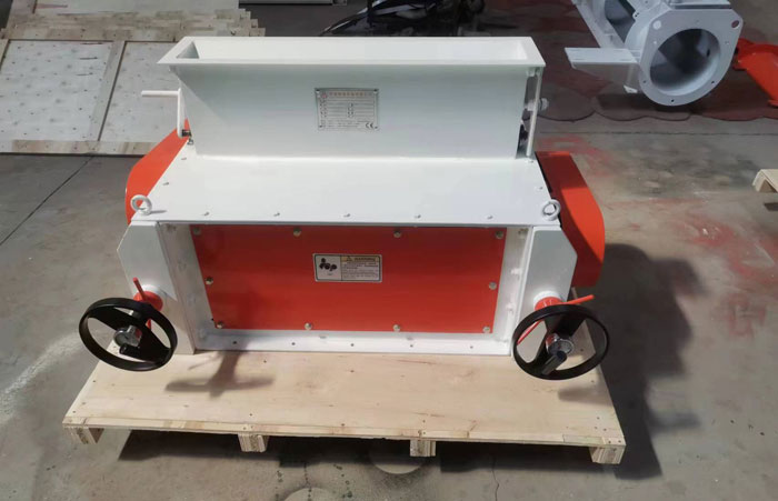 SZLH250 poultry feed granulator, 2 set of SSLG15x80 feed pellet crumbler packing and shipping to Romania