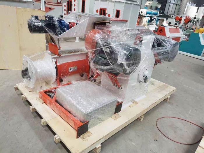 SZLH250 animal feed granulator machine packing and shipping to Morocco