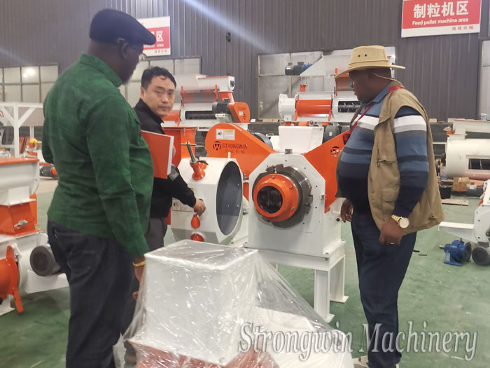 Customers, from Kenya, visit our factory for SZLH250 animal feed production plant