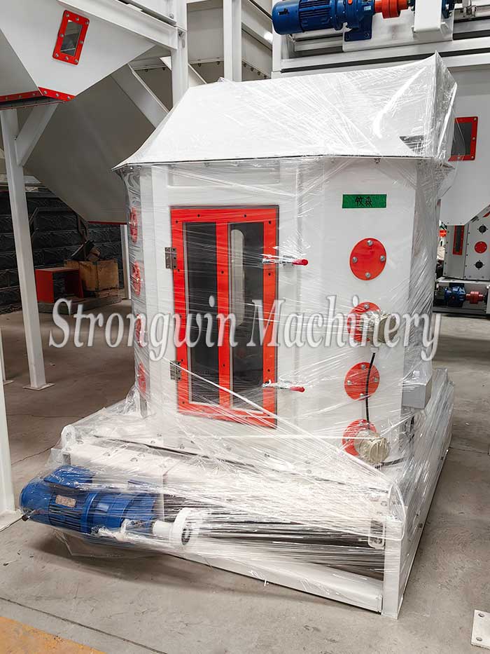 Packing in progress — an SZLH320 animal feed production plant is on its way to Inner Mongolia, China.